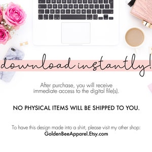 K&ouml;nnte beinhalten: Ein rosa und wei&szlig;er Hintergrund mit einem Laptop, einem Telefon, einer Tasse Kaffee und einem rosa Notizbuch. Der Text "download instantly!" ist in schwarzer Kursivschrift auf rosa Hintergrund geschrieben. Der Text "After purchase, you will receive immediate access to the digital file(s)." ist in schwarzer Schrift geschrieben. Der Text "NO PHYSICAL ITEMS WILL BE SHIPPED TO YOU." ist in schwarzer Schrift geschrieben. Der Text "To have this design made into a shirt, please visit my other shop: GoldenBeeApparel.Etsy.com" ist in schwarzer Schrift geschrieben.