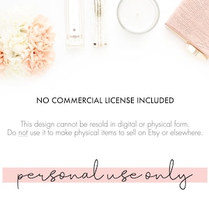 K&ouml;nnte beinhalten: Ein wei&szlig;er Hintergrund mit einem rosa und wei&szlig;en Blumenarrangement, einer Kerze, einer durchsichtigen Flasche und einer rosa Clutch. Der Text "NO COMMERCIAL LICENSE INCLUDED" ist in schwarzer Schrift dargestellt. Der Text "This design cannot be resold in digital or physical form. Do not use it to make physical items to sell on Etsy or elsewhere." ist in schwarzer Schrift dargestellt. Der Text "personal use only" ist in rosa Schrift dargestellt.