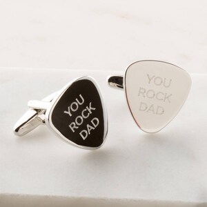 Puede incluir: Gemelos de plata con forma de púa de guitarra con el texto grabado "You Rock Dad".