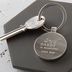 Mon papa est un porte-clés gravé rugissant, un porte-clés gravé pour lui, un porte-clés papa rugissant, un cadeau pour lui, des cadeaux pour les amoureux des dinosaures, des fans de dinosaures