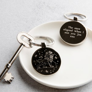 Gegraveerde sterrenbeeldsleutelhanger, gepersonaliseerde gegraveerde verjaardagssleutelhanger aandenken, aangepaste verjaardagscadeaus voor hem haar, dierenriemgravure bedel