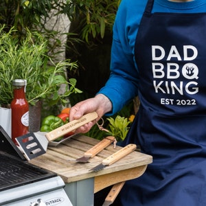 Gepersonaliseerde BBQ King Tool Kit en schort, tuin BBQ-cadeaus voor zomer 2025, barbecuecadeaus voor hem, barbecuecadeau voor papa, BBQ-benodigdheden