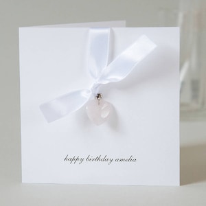 Tarjeta de cumpleaños con corazón de cuarzo rosa, cristal curativo rosa, deseos de cumpleaños personalizados, tarjeta de recuerdo, regalo de cumpleaños especial y considerado.