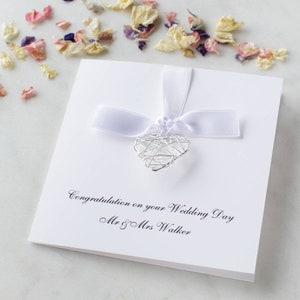 Carte de mariage personnalisée coeur en fil de fer, carte souvenir de jeune marié avec breloque coeur en fil de fer, souvenir de couple sur mesure, carte bien pensée pour le jour du mariage