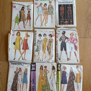 Lote de 9 patrones de costura vintage de los años 60 y 70: vestidos, monos y pantalones.