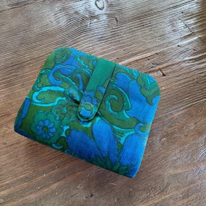 Vintage 70er Jahre Blumen Print Stoffbörse. Geldbörse, Metallrahmen mit Druckverschluss, Blau Grün Grafikdruck, Kleine Damen Geldbörse