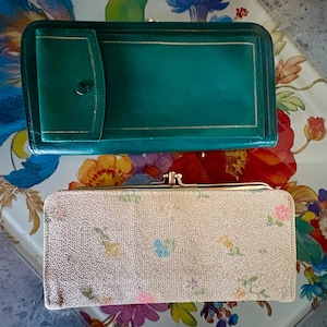 Cartera vintage de piel verde con diseño floral brillante