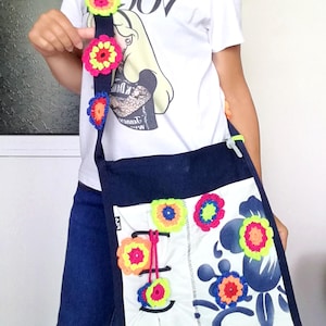 K&ouml;nnte beinhalten: Rustikales Holzschild mit dem Text "Welcome to our home" in wei&szlig;er Schrift. Das Schild hat eine Used-Optik und ein schlichtes, einladendes Design, ideal f&uuml;r die Dekoration der Haust&uuml;r.