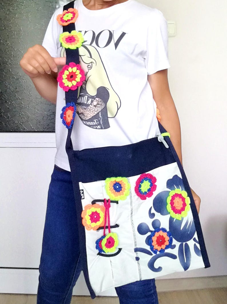 K&ouml;nnte beinhalten: Rustikales Holzschild mit dem Text "Welcome to our home" in wei&szlig;er Schrift. Das Schild hat eine Used-Optik und ein schlichtes, einladendes Design, ideal f&uuml;r die Dekoration der Haust&uuml;r.