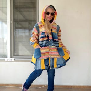 Grote maten patchwork denimjack met capuchon, XL/2XL kleurrijk voorjaarsvest, gele hoodie