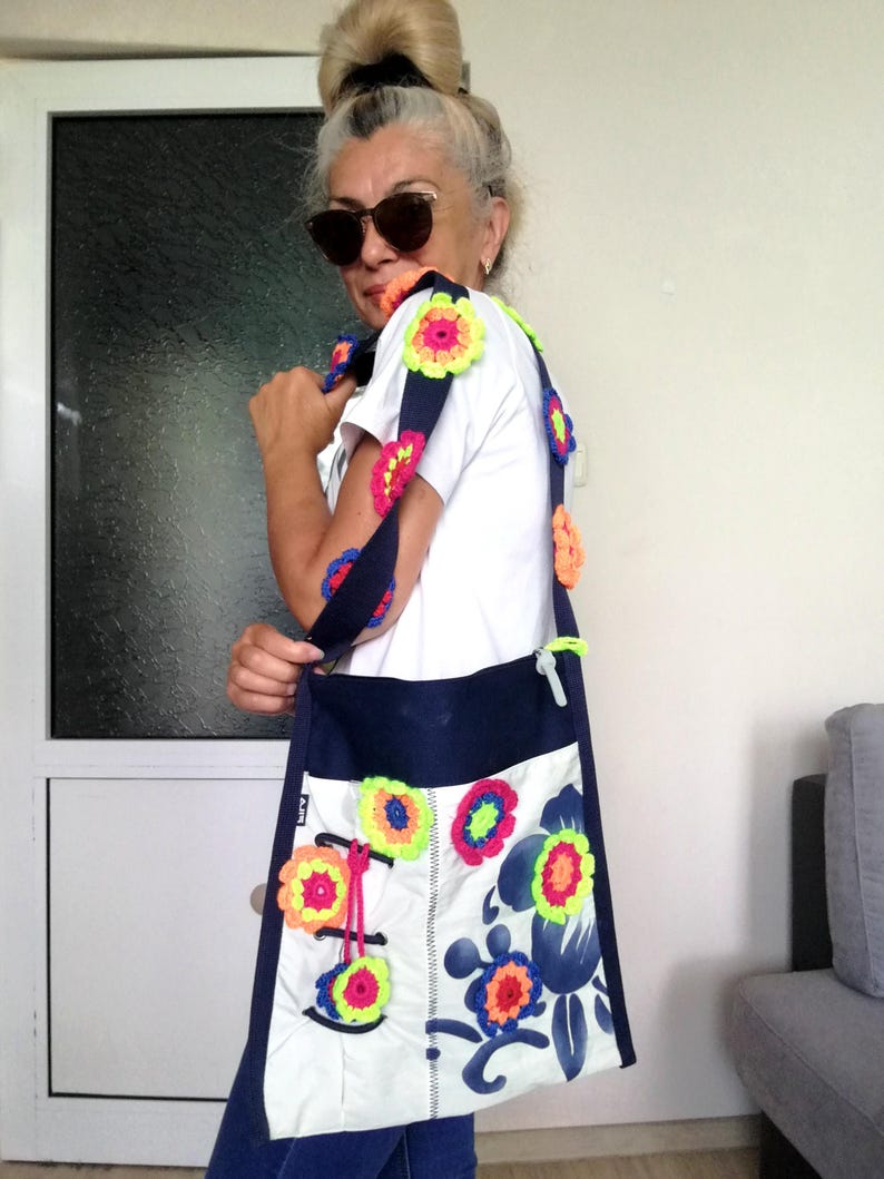 K&ouml;nnte beinhalten: Ein Set aus drei Keramikbechern mit gesprenkelter, matter Oberfl&auml;che. Die Becher sind in Creme-, Hellgrau- und Dunkelgraut&ouml;nen gehalten. Jeder Becher hat ein schlichtes, minimalistisches Design, perfekt f&uuml;r Kaffee oder Tee.