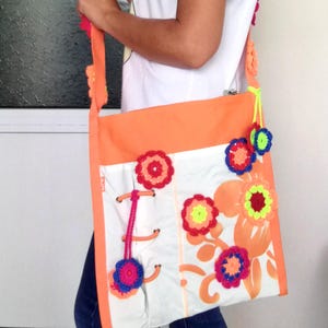 K&ouml;nnte beinhalten: Ein Set aus drei Keramikbechern mit gesprenkelter, matter Oberfl&auml;che. Die Becher sind in Creme-, Hellgrau- und Dunkelgraut&ouml;nen gehalten. Jeder Becher hat ein schlichtes, minimalistisches Design, ideal f&uuml;r Kaffee oder Tee.