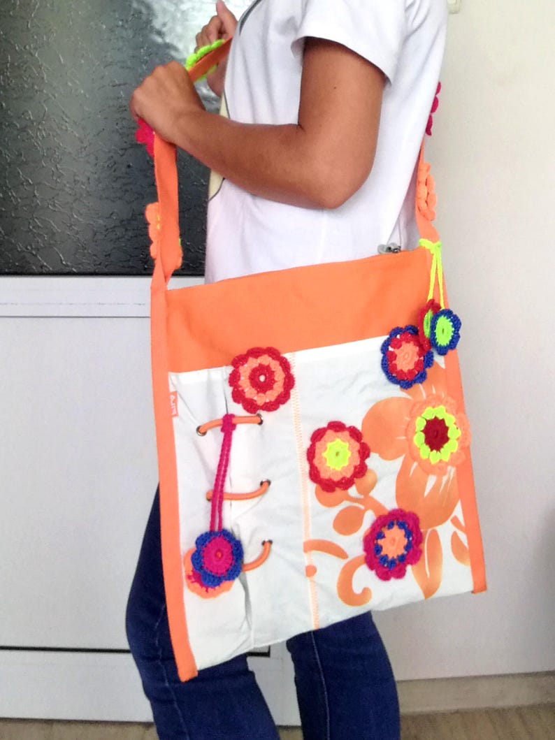 K&ouml;nnte beinhalten: Ein Set aus drei Keramikbechern mit gesprenkelter, matter Oberfl&auml;che. Die Becher sind in Creme-, Hellgrau- und Dunkelgraut&ouml;nen gehalten. Jeder Becher hat ein schlichtes, minimalistisches Design, ideal f&uuml;r Kaffee oder Tee.