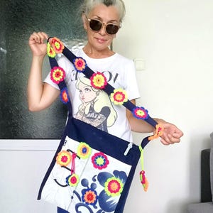 K&ouml;nnte beinhalten: Ein Set aus drei Keramikbechern mit gesprenkelter, matter Oberfl&auml;che. Die Becher sind in Creme-, Hellgrau- und Dunkelgraut&ouml;nen gehalten. Jeder Becher hat ein schlichtes, minimalistisches Design.