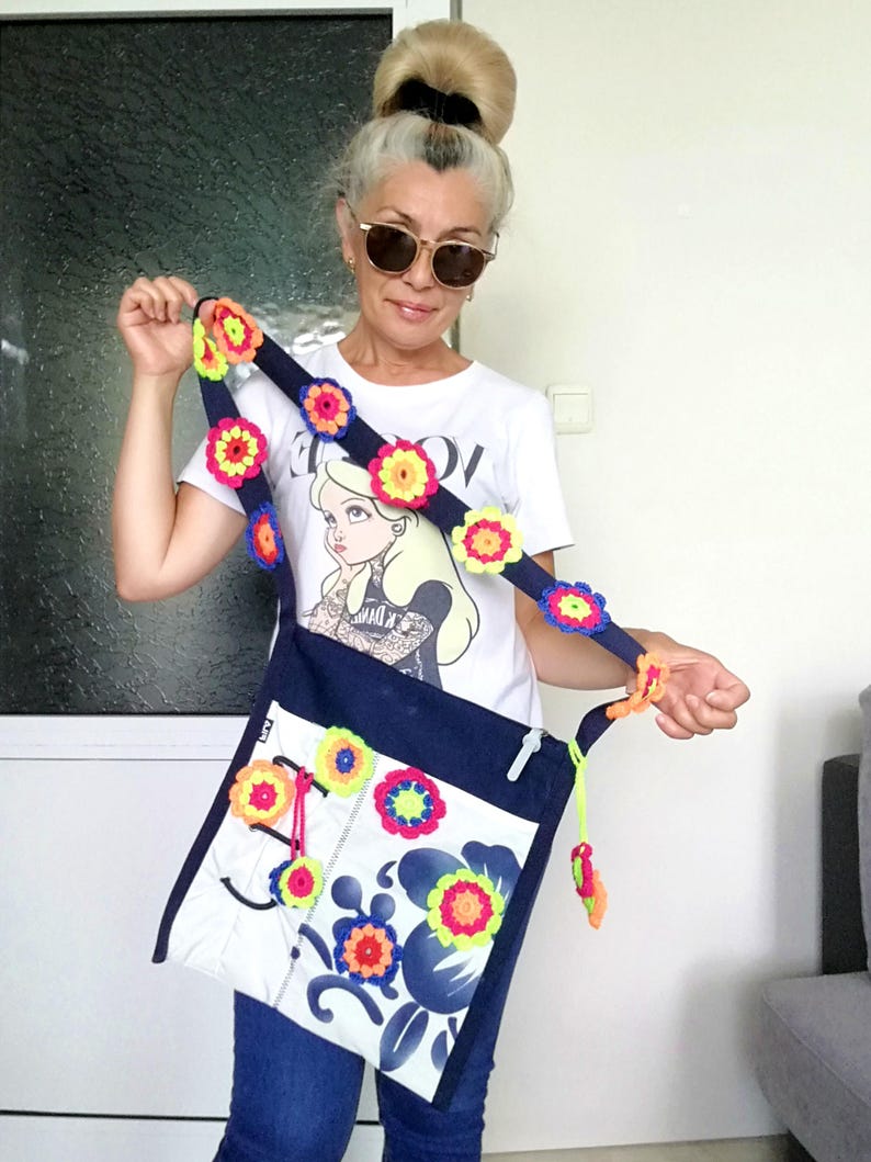 K&ouml;nnte beinhalten: Ein Set aus drei Keramikbechern mit gesprenkelter, matter Oberfl&auml;che. Die Becher sind in Creme-, Hellgrau- und Dunkelgraut&ouml;nen gehalten. Jeder Becher hat ein schlichtes, minimalistisches Design.