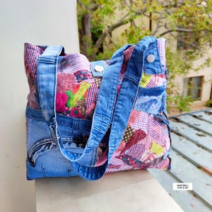 Peut inclure: Un sac fourre-tout patchwork fabriqué à partir de denim recyclé et de tissu à motifs. Le sac est doté de sangles en denim bleu et d'une fermeture boutonnée. Le design patchwork incorpore diverses couleurs et motifs, créant un accessoire unique et écologique.
