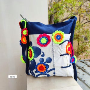 K&ouml;nnte beinhalten: Ein Set aus drei Keramikbechern mit gesprenkelter, matter Oberfl&auml;che. Jeder Becher hat eine andere Farbe: hellblau, cremefarben und grau. Die Becher haben ein schlichtes, modernes Design und einen bequemen Griff.