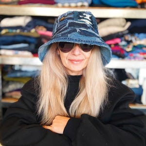 Op de afbeelding: Een set van drie keramische mokken met een gespikkelde, matte afwerking. De mokken zijn in de kleuren crème, lichtgrijs en donkergrijs. Elke mok heeft een eenvoudig, minimalistisch ontwerp, perfect voor koffie of thee.