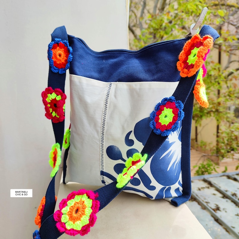 K&ouml;nnte beinhalten: Ein Set aus drei Keramikbechern mit gesprenkelter, matter Oberfl&auml;che. Die Becher sind in Creme-, Hellgrau- und Dunkelgraut&ouml;nen gehalten. Jeder Becher hat ein schlichtes, minimalistisches Design.