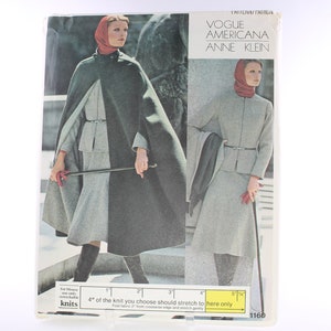 Puede incluir: Un patrón de costura vintage Vogue Americana Anne Klein. El patrón presenta a una mujer con un traje de falda gris con una capa a juego y a una mujer con un traje de falda gris con una chaqueta a juego. El patrón incluye el texto "4" of the knit you choose should stretch to here only."