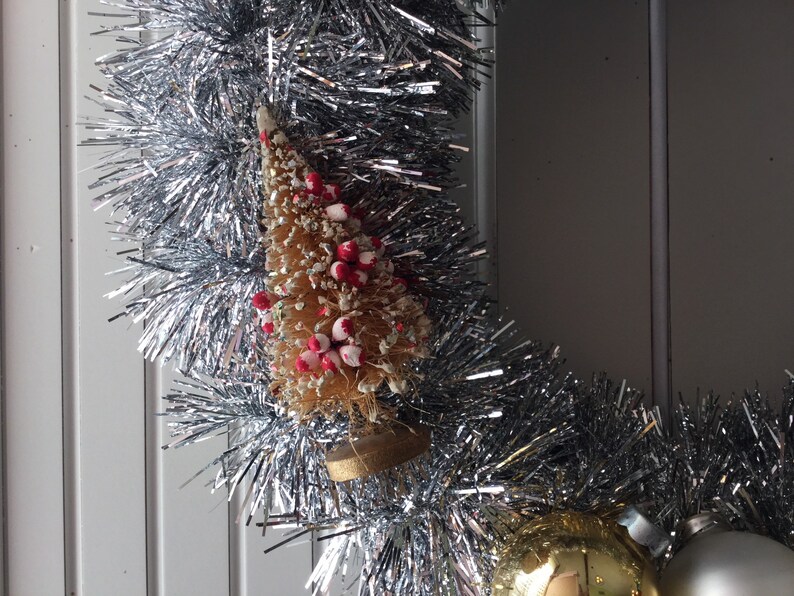 Petite Silver /& Gold Vintage Christmas Ornament Wreath with Deer