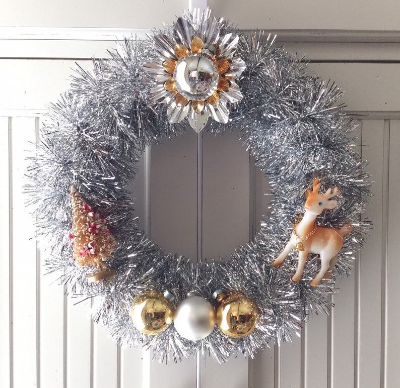 Petite Silver /& Gold Vintage Christmas Ornament Wreath with Deer