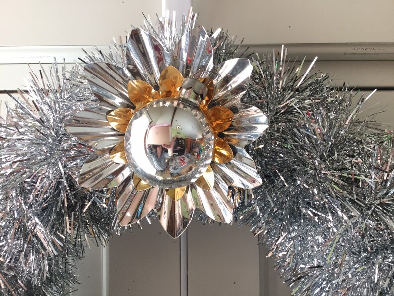 Petite Silver /& Gold Vintage Christmas Ornament Wreath with Deer