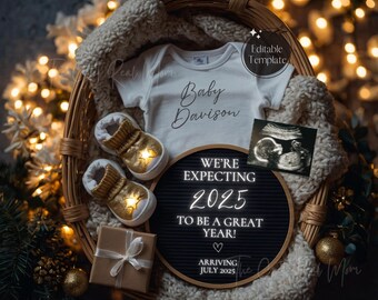 Puede incluir: Un anuncio de nacimiento con temática navideña con un body blanco que dice "Baby Davison", un tablero de letras que dice "We're expecting 2025 to be a great year! Arriving July 2025", un par de pequeños zapatos dorados y una imagen de ecografía.