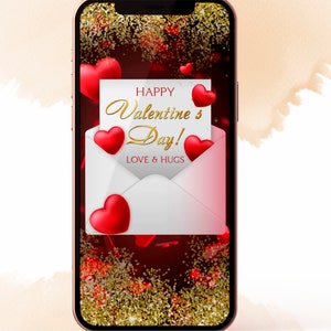 Może przedstawiać: Ekran smartfona wyświetla walentynkowy design. Biała koperta z czerwonymi sercami i napisem "Happy Valentine's Day! Love & Hugs" jest prezentowana. Tło jest ciemnoczerwone ze złotym brokatem.