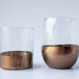 1 wine and 1 cocktail glass.  You chose the colour.  Can be customized/personalized.