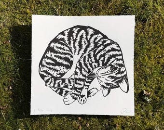 Slapende gestreepte kat – zwart | Originele handgemaakte linosnede Art Print | Tijm & Space-ontwerp