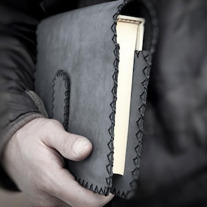 Cubierta de libro de cuero gris oscuro, cubierta de libro de composición recargable, cubierta de libro cosida a mano, regalo hecho a mano para él, cartera de cuero