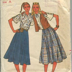 Puede incluir: Sobre de patrón Butterick vintage con ilustraciones de dos mujeres vestidas con ropa de los años 70. El sobre muestra el texto "QUICK! BUTTERICK" y el número de patrón "6449". El precio es de $2.00.