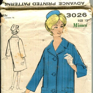 Puede incluir: Patrón de costura vintage para un abrigo de mujer, talla 12. El patrón presenta un diseño de abrigo azul con tres botones y bolsillos. El patrón está etiquetado como "Sew-Easy" y "Advance Printed Patterns".