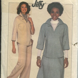 Puede incluir: Patrón de costura Simplicity Jiffy vintage, talla 16, con dos mujeres modelando conjuntos. Una lleva un traje pantalón beige, la otra un traje de falda a cuadros azul y blanco. Número de patrón 8169.