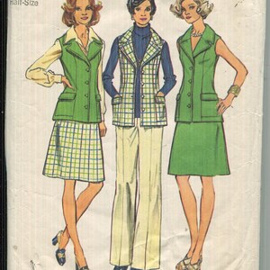 Puede incluir: Patrón de costura Simplicity vintage con tres mujeres con moda de los años 70. Las ilustraciones muestran un conjunto de chaleco y falda verdes, un chaleco a cuadros con pantalones y un chaleco verde con una falda a cuadros. El patrón es talla 14 1/2, con un busto de 94 cm y una cintura de 79 cm.