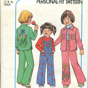 Op de afbeelding: Simplicity Personal Fit patroon 7815 voor kinderkleding. Het patroon bevat illustraties van outfits in groen, rood en roze, met bloemenapplicaties. Het patroon bevat maten B (3 & 4) en is voor een persoonlijke pasvorm.