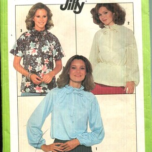 Puede incluir: Patrón Simplicity 8293 con tres diseños de blusas. El patrón incluye una blusa con estampado floral, una blusa color crema y una blusa azul claro. El tamaño del patrón es mediano, para tallas 14-16.