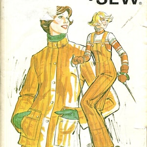 Puede incluir: Patrón Kwik Sew vintage 759 con ilustraciones de trajes de esquí. La portada muestra dos figuras con trajes de esquí amarillo mostaza con detalles verdes. El patrón incluye tallas 6-8-10.