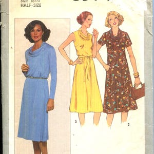 Può includere: Busta di cartamodello Simplicity vintage, numero 8399, con tre modelli di abiti. La busta include testo su consigli di cucito e notizie di moda. Taglia 18 1/2.