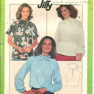 Puede incluir: Patrón de costura Simplicity 8293 para blusas. El patrón presenta tres diseños de blusas con cuellos altos y aberturas en el cuello. La imagen incluye el número de patrón, la talla y el precio.
