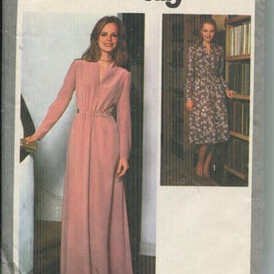 Op de afbeelding: Een Simplicity 8662 Jiffy naaipatroon envelop voor maat 16. De voorzijde toont twee kledingopties: een jurk met lange mouwen tot op de grond in effen oudroze en een bruine jurk met lange mouwen tot op de knie met een klein blauw-wit bloemenpatroon.