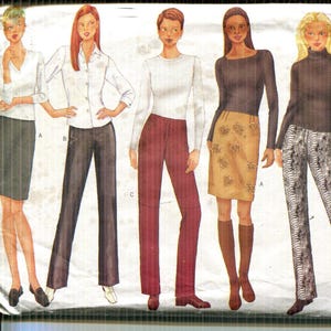 Op de afbeelding: Butterick naaipatroon 6742 met dameskledingontwerpen. Het patroon bevat opties voor een rok, broek en tops. De omslag toont illustraties van de afgewerkte kledingstukken, met een maatbereik van 12-14.