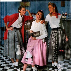 Op de afbeelding: Simplicity Costumes patroon 7214, maat P, met outfits in de stijl van de jaren 50, inclusief poedeljurken. De afbeelding toont drie vrouwen in retro kleding, waaronder poedeljurken, zadel schoenen en vesten. Het patroon bevat maten 12, 14 en 16.