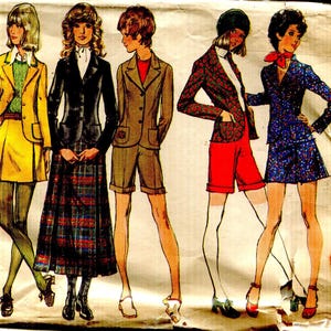 Può includere: Modello di cucito vintage con illustrazioni di cinque outfit femminili. I modelli includono un tailleur giallo, una giacca nera con una gonna a quadri, un completo marrone con pantaloncini, una giacca fantasia con pantaloncini rossi e un completo floreale blu.