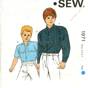 Puede incluir: Un patrón de costura Kwik Sew vintage, número 1971, con ilustraciones de dos niños con camisas abotonadas y pantalones blancos. El patrón incluye tallas 4-5-6-7. El logotipo de Kwik Sew está en la parte superior.