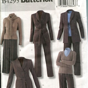 Puede incluir: Patrón de costura Butterick B4295 con varios diseños de trajes de mujer. Los trajes son de color marrón, con opciones que incluyen blazers, pantalones y faldas. El patrón incluye tallas 8-10-12-14.