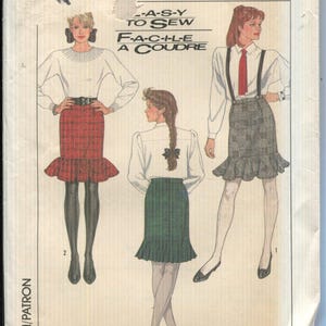Peut inclure: Une enveloppe de patron de couture Simplicity vintage, taille 20, avec des illustrations de jupes et de chemisiers pour femmes. L'enveloppe porte le numéro "8746" et contient le texte "Easy to Sew" et "A Coudre".