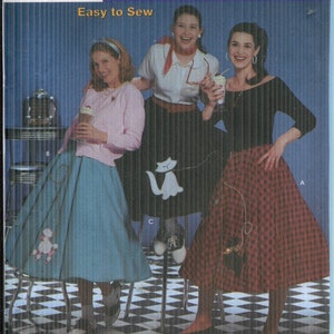 Op de afbeelding: Simplicity 5403 naaipatroon voor volwassen kostuums. De verpakking heeft een retro-ontwerp met de woorden "Costumes for Adults". De afbeelding toont drie vrouwen in outfits in de stijl van de jaren 50, waaronder poedeljurken en een zwarte off-the-shoulder top.