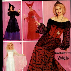 Puede incluir: Patrón de disfraces Simplicity con varios diseños de disfraces de Halloween. El paquete muestra imágenes de una bruja, un diablo y otros personajes. El texto "Simplicity Costumes" y "Wrights" está incluido.